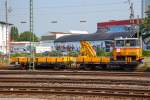 Klv 53 (Schweres-Nebenfahrzeug-Nr. 53 05785, ex DB Netz 53 0578-4), von der DIE-LEI-GMBH mit Gleiskraftwagenanh�nger Kla 03 0728 5, ex DB Netz 03.0728, abestellt am 03.07.2015 beim  Neuwied.ein Robel vom Typ 54.13) Der Klv 53 der Bauart BA 534 ist ein Schwerer Rottenkraftwagen vom Typ Robel 54.13.  Die Abk�rzung Klv steht f�r Kleinwagen mit Verbrennungsmotor. Oft wird er auch als Skl 53 bezeichnet, wobei das Skl f�r Schwerkleinwagen steht.

Der Klv 53 wurde 1977 von der ROBEL Bahnbaumaschinen GmbH in Freilassing unter der Fabriknummer  54.13-6-AA 243  (Typ Robel 53.13) gebaut und als 53.0578 an die Deutsche Bundesbahn geliefert. Ab 1994 war er dann als Skl 53 0578-4 bei der DB Netz AG, 2005 kam er dann zur DIE-LEI-GmbH.

Die DB beschaffte in den Jahren 1964 bis 1981 840 Klv 53. Neun verschiedene Varianten des Rottenkraftwagen wurden gebaut. Gegen�ber seinen Vorg�ngern hat er ein wesentlich gr��eres F�hrerhaus f�r einen Fahrer und 6 weitere Personen. Der Klv 53 kann unabh�ngig vom Fahrmotor �ber ein �lgefeuertes Luftheizger�t beheizt werden. Die ersten abgelieferten Fahrzeugen waren mit luftgek�hlten KHD-Dieselmotoren ausger�stet, anfangs 4-Zylinderreihenmotore, sp�ter 6-Zylinder-V-Motore der Baureihe  Deutz F6L 413 F. Das F�hrerhaus war an die Stirnseite ger�ckt, Motor und mechanisches 5-Ganggetriebe wurden unter das F�hrerhaus gelegt. �ber ein Verteilergetriebe in Fahrzeugmitte, Gelenkwelle und Achsantrieb werden beide Rads�tze angetrieben. 3 Fu�pedale sind zur Regulierung der Motorleistung, Bet�tigung der Kupplung und der Bremse vorhanden.

Die Ladefl�chenh�he betr�gt 820 mm. An der F�hrerhausseite sitzt eine Rammbohle mit ungefederten Puffern. Die Anh�ngerkupplungen stammen aus dem LKW-Bau. Gummischeiben und Sto�d�mpfer sind als einfache Federung zwischen Achslagergeh�use und Fahrzeugrahmen vorhanden. Die Rads�tze sind durch einseitige Achslenker am Rahmen befestigt. Die direkt wirkende Bremse (Wadi (D)) arbeitet pneumatisch auf alle Rads�tze, die gleichzeitig als Bremsscheiben (Scheibenbrese) ausgebildet sind.

Am Ende der Ladefl�che befindet sich ein hydraulischer Ladekran mit 50 kNm Lademoment (5 t), bei diesem ein Kran vom Typ Ladekran Atlas AK 3006 DB Der Kran ist drehbar im Kranfu� gelagert. Der Kran ist auf eine Hubh�he von 4,3 m �ber SO begrenzt. F�r besondere Eins�tze - Maste stellen - kann diese Begrenzung ausgesetzt werden.

Die Arbeitsgeschwindigkeit von 0 bis 2 km/h wird mit einem zus�tzlichen hydrostatischem Antrieb erreicht.

Technische Daten von dem Klv 53 05785:
Spurweite: 1.435 mm (Normalspur)
Achsformel: B
L�nge �ber Puffer: 6.970 mm
Achsabstand: 3.950 mm
H�chstgeschwindigkeit : 70 km/h
Eigengewicht: 8.100 kg
Nutzlast: 7.900 kg
Anh�ngelast: 42 t
Zur Mitfahrt zugel. Personen: 6
Motor: Deutz luftgek�hlter 6-Zylinder-V-Dieselmotor vom Typ F6L 413 F
Motorleistung: 108 kW (147 PS) 