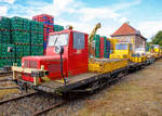 
Klv 51 - Schwerer Rottenkraftwagen mit Kran

Der Klv 51 – Kraftrottenzugwagen  501 der Butzbach-Licher Eisenbahn (BLE), ex DB Klv 51-8806, am 02.10.2016 beim Tag der offenen Tür der BLE Butzbach-Licher Eisenbahnfreunde e. V. in Butzbach.

Der Gleis-Kraftrottenzugwagen mit Kran Klv 51 wurde 1958 von Robel & Co. in München unter der Fabriknummer 21.11-RB-1 (Herstellertyp R11) gebaut und als Klv 51-8806 (später 51.8806) an die DB geliefert,            
Weiterer Lebenslauf:
30.03.1982 Ausmusterung  bei der DB
1982 an BLE - Butzbach-Licher Eisenbahn AG, als BLE 50
1991 	an KNE - Kassel-Naumburger Eisenbahn AG, als 501
1992 	an HC - Hessencourier e. V., Kassel-Wilhelmshöhe, Klv 51-8806 
1998 	an DDS - Deutsche Draisinen Sammlung, Bad Nauheim , 83
2009 	an EBN - Eisenbahnbedarf Bad Nauheim Mathias Bootz, 501 und Einsatz in Butzbach-Nord, bei BLE - Butzbach-Licher Eisenbahnfreunde e. V.

Als Weiterentwicklung der 1953 gebauten Rottenkraftwagen der Baureihen Klv 40 (ohne Ladekran) und Klv 41 (mit Ladekran) wurde ab 1955 der Klv 50 bei der Deutschen Bundesbahn (DB) eingeführt. Mit einem Kran ausgerüstet wurden die Fahrzeuge als Klv 51 - Schwerer Rottenkraftwagen mit Kran (Kraftrottenzugwagen) geführt. Klv steht für Kleinwagen mit Verbrennungsmotor.

Von 1955 bis 1960 wurden von den Herstellern Draisinenbau Hamburg Dr. Alpers (DH), Frankfurter Karosserie-Fabrik Friedrich Schmitt (FKF) und Robel insgesamt 238 Stück der Klv 51 mit Robel-Ladekran (Bauart 511)  gebaut. Sie erhielten bei der DB die Betriebsnummern Klv 51-8701 bis Klv 51-8938. Aus diesen Lieferungen stammt der 1958 von Robel gebaute Klv 51-8806. Er war bis zu seiner Ausmusterung am 30.03.1982 im Bahnbetriebswerk (Bw) Friedberg (Hessen) beheimatet und bei verschiedenen Dienststellen im Raum Darmstadt im Einsatz.

Der Gleis-Kraftrottenzugwagen ist besonders geeignet zum Befördern von Schienen, Weichenteilen, Kleineisenzeug, Schotter, Schwellen, von Arbeitsmannschaften und zum Ziehen von Anhängewagen. Seine hohe Geschwindigkeit und große Zugkraft machen ihn bei Gleisbauarbeiten zu einem zeit- und kostensparenden Hilfsmittel.
Der aufgesetzte, motorisch angetriebene Kran erleichtert das Auf- und Abladen größerer Lasten.

Fahrzeugbeschreibung
Der aus Formstählen zusammengeschweißte Fahrzeugrahmen stützt sich über Blattfedern auf die Achslagergehäuse der in Rollenlagern laufenden Treibradsätze. lm Fahrzeugrahmen ist der luftgekühlte Vierzylinder-Viertakt-Dieselmotor elastisch gelagert und mit einer zu öffnenden Stahlblechhaube abgedeckt. Die Motorleistung wird über eine Einscheibentrockenkupplung und ein Viergang-Schaltgetriebe mit Rückwärtsgang, die beide mit dem Motor zusammengebaut sind, weiter mit Gelenkwellen über ein Wendegetriebe und die Kegelräder-Achsgetriebe auf die beiden Treibradsätze übertragen.

Die Bremsanlage ist wie in Kraftwagen ausgeführt. Die Fußbremse ist eine Öldruckbremse, die auf vier an den Achsrohren angebauten Innenbackbremsen wirkt. Die feststellbare Handbremse wirkt nur auf die Räder einer Achse. Für die Speisung der Anhänger-Bremsanlage und einer Druckluft-Signalanlage ist ein Luftkompressor eingebaut. Das Auslösen der Anhänger-Bremsanlage wird durch ein mit der fußbetätigten hydraulischen Bremsanlage des Zugfahrzeuges gekoppeltes Luftventil bewirkt.

In dem als Stahlblech gefertigten Fahrerhaus sitzt der Fahrer quer zur Fahrtrichtung, braucht also bei Fahrtrichtungsänderung seinen Platz nicht wechseln. Er hat infolge der hohen Lage des Sitzes freie ungehinderte Sicht auf die Strecke, auch über die Wagenplane hinweg.

An den Stirnseiten des Fahrzeugrahmens sind dreifach unterteilte Schienen-Auflaufrollen, die durch Exzenterwellen hoch- oder tiefgestellt werden können, sowie selbsttätige Anhänger-Kupplungen angebracht. Vorhanden sind außerdem Aufstiegstritte, Bahnräumer und Fangbügel unter den Gelenkwellen. Die Plattform ist holzbelegt. Die Bordwände können in die am Fahrzeugrahmen angebrachten Rungentaschen eingesteckt werden. Mit den Stirnbordwänden lassen sich die Seitenbordwände verlängern. In die Plattform sind zwei allseits geschlossene Unterkästen eingebaut, deren Deckel bei Personenbeförderung als Sitzlehnen eingesteckt werden können. Die Wagenplane lässt sich zusammen mit den zerlegbaren Stahlrohrspriegeln in den Unterkästen ohne Behinderung der Fußfreiheit der sitzenden Arbeitsmannschaft unterbringen. Es waren mehrere Ausführungen von Ladekranen im Gebrauch:
Bauart 511 (1955 – 1960)   -  mit Robel-Ladekran 2,2 t (1955 – 1960)  
Bauart 510 (1961 – 1962)   -  mit Steinbock-Ladekran LD 2/B
Bauart 512 (1963 – 1964)    -  mit Atlas-Ladekran AK 1400 DB
Bauart 514 (1965 – 1968)     -  mit Atlas-Ladekran AK 1400 DB (nachträgliche Umbauten aus Klv 50 und Klv 51 der Bauart 511)
Bauart 515  -  mit Atlas-Ladekran AK 1400 DB (nachträgliche Umbauten aus Klv 51 der Bauart 510)
Bauart 516  -  mit Atlas-Ladekran AK 3001 DB (nachträgliche Umbauten aus Klv 51 der Bauarten 512 und 514)

Bei den Kranen der Bauart Robel erfolgt das Schwenken des in allen Schwenklagen feststellbaren, als Gitterträger ausgeführten Krans von Hand. Der Kranausleger kann im Drehturm in 2 Stellungen eingehängt werden. Die Ladekranseilwinde für die Hakenflasche wird über eine vom Fahrerhaus aus schaltbare Mehrzahnkupplung vom Wendegetriebe des Wagens aus angetrieben. Durch eine zwischengeschaltete Rutschkupplung wird eine Überlastung des Krans vermieden. Eine Verriegelungsvorrichtung verhindert den Betrieb des Ladekrans während der Fahrt. 
Der bei einem Teil der Kraftrottenzugwagen verwendete ,,Steinbock -Ladekran arbeitet mit einem hydraulisch heb- und senkbaren sowie in seiner Länge verstellbaren Kranausleger und daran angehängten Haken ohne Kranseilwinde. Auch das Schwenken des Krans erfolgt hydraulisch. Die Druckölpumpe für die Hydraulik ist am Getriebe angeflanscht. Die Regelung der Auslegerhubgeschwindigkeit erfolgt durch Änderung der Motordrehzahl.

TECHNISCHE DATEN des hier gezeigten Klv 51-8806.
DB-Bauart (BA):  511
Spurweite: 1.435 mm (Normalspur)
Achsformel: B
Länge über Puffer: 6.370 mm
Achsabstand: 3.750 mm
Breite:  2.500 mm
Höhe:  2.600 mm
Eigengewicht: 6.150 kg
Nutzlast: 5.000 kg
Höchstgeschwindigkeit : 50 km/h
Zur Mitfahrt zugel. Personen: 12 (in Sitzmulden)  + Fahrer
Motor: luftgekühlter 4-Zylinder 4-Takt-Dieselmotor, Typ KHD F4L 514
Hubraum:  5.322 ccm
Leistung:   53 kW (72 PS)
Schaltgetriebe:  ZF Kb 40 D, 4-Gang
Bremse:  Trommelbremse, an allen 4 Rädern
Betriebsbremse:  Fußpedalbremse (ATE-Öldruckbremse), hydraulisch, auf alle 4 Räder wirkend, Westinghouse, pneumatisch, auf die Druckluftleitung wirkend
Feststellbremse:  Handhebel, mechanisch, auf die 2 Hinterräder wirkend
Tankinhalt:  100 l
Ladekran:  mechanischer Robel-Säulen-Schwenkkran mit Seilwinde, 2,2 t Hubkraft, Ausladung 2,0 m und Hubhöhe 4,5 m.
