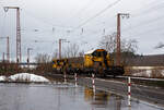 Der Gleiskraftwagen GKW 315 / D-DB 99 80 9420 008-1, ex Schweres Nebenfahrzeug Nr. 97 17 56 028 17-3, ein Gleisarbeitsfahrzeug Robel BAMOWAG 54.22 der DB Bahnbau Gruppe GmbH, rauscht am 27.01.2023, mit der Schienenladezug SLE 993 / D-DB 99 80 9351 002-7 (Rutschenwagen 1 mit Schienenmanipulator und Rutschenwagen 2) der DB Bahnbau Gruppe, einer Schienenzugladeeinrichtung  vom Typ Robel SILAD 40.61- RW1, durch Wilnsdorf-Rudersdorf in Richtung Siegen.