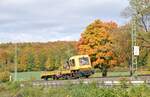 DB Rottenwagen mit Kranarm und Anhänger in Urspring am 17.10.2012.