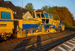 Die Plasser & Theurer Schotterverteil- und Planiermaschine SSP 110 SW, Schweres Nebenfahrzeug Nr. D-DGU 99 80 9425 068-0, ex 97 16 46 516 18-9 D-DGU (ex Hering Gleisbau, ex Volker-Rail), ist am 05.09.2021, mit der Universalstopfmaschine UNIMAT 09-475/4S (D-DGU 99 80 9424 001-2), im Bahnhof Haiger abgestellt.

Der Schotterpflug wurde 2007 von der Plasser & Theurer unter der Maschinen-Nr. 840 gebaut.

Technische Daten der Schotterplaniermaschine SSP 110 SW:
Spurweite: 1.435 mm
Achsanzahl: 2
Länge über Puffer: 17.230 mm
Achsabstand: 8.100 mm
Eigengewicht: 44 t
Anhängelast: 40 t
Höchstgeschwindigkeit: 100 km/h
Zugelassen zur Mitfahrt:  3 Personen
Kleinster befahrbarer Kurvenradius:  R 120 m      
Zugelassen für Streckenklasse: D4 und höher
