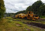 Die Plasser & Theurer Schnell-Schotterverteil- und Planiermaschine SSP 110 SW, Schweres Nebenfahrzeug Nr. D-SPAG 99 80 9425 026-8 gekuppelt mit einer Plasser & Theurer Universalstopfmaschine UNIMAT 09-4×4/4S, beide der SPITZKE SE (Großbeeren) sind am 13 September 2025 im Rbf Betzdorf/Sieg abgestellt.