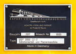   Fabrikschild der Plasser & Theurer Schotterverteil- und Planiermaschine USP 2000-C2-2 der Eiffage Rail (NL der Eiffage Infra-Bau GmbH, Herne), Schweres Nebenfahrzeug Nr.