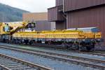   Der Schutzwagen 99 80 9320 005-8 D-STRA der STRABAG RAIL GmbH, zum 150 t Kirow Gleis- und Weichenbaukran KRC 1200+ „DONAU“, abgestellt am 25.12.2014 am KSW Bahnhof Siegen-Eintracht