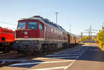   Die  Ludmilla  232 550-4 (92 80 1232 550-4 D-DB) der DB Bahnbau Gruppe, ex DR 232 550-4, ex DR 132 550-5, steht am 21.10.2018 mit zwei Wohnwagen (75 80 2329 178-7 D-DB und 75 80 2329 176-1 D-DB)