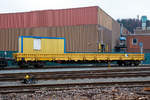   4-achsiger Drehgestellflachwagen mit klappbaren Seitenborden und Rungen, der Hering Bahnbau GmbH (Burbach), 33 80 3936 002-3 D-HGUI, Gattung Res, hier als Schutzwagen zum GOTTWALD