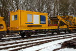 2-achsiger Flachwagen (Niederbordwagen) mit Seiten-, Stirnwandklappen und Einstecktaschen für Rungen, 40 80 3349 012-4 D-HGUI, der Gattung Kbs, der der HERING Bahnbau GmbH (Burbach), als