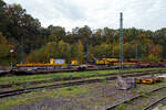 Der 150 t Gleis- und Eisenbahndrehkran (EDK) KIROW Multi Tasker KRC 1200, D-HGUI 99 80 9419 041-5 „IDEFIX“ der HERING Bahnbau GmbH in Burbach-Holzhausen, ist am 19 Oktober 2025 im Rbf Betzdorf/Sieg abgestellt. Leider stehen noch auf den Gleisen davor andere Wagen. Nach der Gewichtsklasse hätte der Kran eher den Namen „Obelix“ verdient und nicht den Namen nach Hund von Obelix „Idefix“. 

Rechts vor dem Kran ein vierachsiger Drehgestell-Flachwagen, Nummer unbekannt, der Gattung Res als Kran-Schutzwagen auslegerseitig beladen mit langen Traversen. 

Links hinter dem Kran den vierachsige Gegenlastwagen D-HGUI 99 80 9310 032-4 auf der einen Seite mit dem abgelegten Gegengewicht des Krans und auf der anderen Seite stützt, sich hier in der Transportstellung, das Gegengewicht-Teleskop hydraulisch auf dem Gegenlastwagen ab. Durch die Abstützung wird die Achslast und folglich die Streckenlast (Meterlast) vom Kran auf max. 7,2 t/m reduziert. Die max. Achslasten betragen beim Kran 13,7 t und den Wagen 19,9 t, so kann der Kranzug auf der Streckenklasse C befördert werden. 

Dahinter noch ein vierachsiger Drehgestell-Flachwagen, Nummer unbekannt, der Gattung Res als Kran-Schutzwagen gegenlastseitig, u. a, beladen mit Werkstattcontainer, kleine Traversen, Anschlagmittel und sonstiges Zubehör/Equipment.