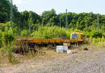 Das Gleisarbeitsfahrzeug GAF 100 R/A (Schweres Nebenfahrzeug Nr. 97 17 52 112 18-7) der DB Bahnbau GmbH ist, mit dem Flachwagen der Gattung Res 37 80 3947 001-8 D-DBG (noch als DBG - Deutsche Bahn Gleisbau GmbH eingestellt), am 14 August 2013 im Rbf Betzdorf/Sieg abgestellt.

Das GAF 100 R/A wurde 1997 von GBM (Gleisbaumechanik Brandenburg/H. GmbH) unter der Fabriknummer 62.1.186 gebaut. Der Wagen wurde 2008 vom bulgarischen Hersteller Transwagon AD in Burgas gebaut.

Bei der Deutschen Bahn werden die GAF 100 R/A heute als Baureihe 741.2 geführt, auch die NVR ist heute mit 99 80 9 420…eine andere als 2013. Zudem kann es sein das das Fahrzeug modernisiert wurde, dann hat es heute eine andere Einreihung.  
