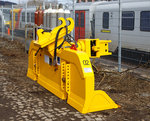   Schwellenwechselgerät HSW der Hering Bahnbau GmbH, zum Anbau an einen Zweiwege-Bagger, abgestellt am 13.03.2016 beim Bahnhof Westerburg.