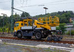   Aufgegleist (auf Gleis 107) abgestellt in Betzdorf/Sieg am 13.08.2019, das Zweiwege-Oberleitungsmontagefahrzeug mit Hubarbeitsbühne (ZW-OMF-3T-LDC 1828/39), Schweres Nebenfahrzeug Nr.