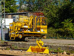 ZW-Hubarbeitsbühne für die Oberleitungsmontage, Selbstfahrendes schienengebundenes Gerät Registrier-Nr. G 9936 002, der RPS Rail Power Systems GmbH (ex Balfour Beatty Rail) abgestellt am 08.10.2021beim Bahnhof Bonn-Beuel.

ZW-Hubarbeitsbühne vom Typ ELAN.00C wurde 2007 vom französischen Hersteller NEOTEC Développement SAS unter Fabriknummer ELA07.060.38 gebaut, der Vertrieb in Deutschland über France Elévateur Deutschland GmbH.

TECHNISCHE DATEN:
Spurweite (Schiene): 1.435 mm 
Länge über Alles: 4.807 mm
Achsabstand: 3.450 mm
Eigengewicht:  7,7 t      
Höchstgeschwindigkeit (Schiene):  15 km/h   
Arbeitsgeschwindigkeit max. (Schiene):  5 km/h 
Höchstgeschwindigkeit (Raupenketten): 2 km/h