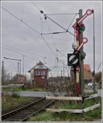 - Schon ausgegraben - Das inzwischen abgerissene Stellwerk mit dem Formsignal in Norddeich.