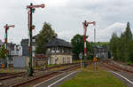   Blick von Bahnhof Erndtebrück am 10.08.2014 in Richtung Kreuztal, in der Bildmitte das Stellwerk Erndtebrück Fahrdienstleiter (Ef).