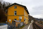 Der Bahnhof Aumenau am 13 Januar 2018 von der Gleisseite. Vorne das ehem. Empfangsgeb�ude, dahinter der ehem. G�terschuppen und hinten das noch aktive Stellwerk Aumenau Fahrdienstleiter (Af).

Der Bahnhof Aumenau liegt bei km 35,0 an der Lahntalbahn (KBS 625), der Bahnstrecke Koblenz–Limburg–Villmar–Wetzlar–Gie�en. Dort halten 
Regionalbahnen der Linie Limburg–Gie�en der Hessischen Landesbahn. 

Er befindet sich gegen�ber der Ortschaft Aumenau am Ufer der Lahn.  
