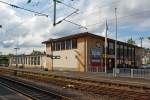   Blick auf das Empfangsgebäude vom Bahnhof Betzdorf/Sieg (am 13.07.2014, aufgenommen vom Bahnsteig 103).