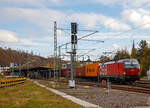 Die ÖBB 1293 199-6 (91 81 1293 199-6 A-ÖBB), eine Siemens Vectron MS (X4E) der Variante A60 (Länderpaket) fährt am 06.11.2021 mit einem Containerzug durch Betzdorf (Sieg) in
