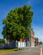 Das sehr schöne Empfangsgebäude vom Bahnhof Bützow am 16.05.2022 von der Gleisseite.