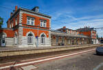 Das sehr schöne Empfangsgebäude vom Bahnhof Bützow am 16.05.2022 von der Gleisseite.

Der Bahnhof Bützow in der gleichnamigen Stadt Bützow im Landkreis Rostock in Mecklenburg-Vorpommern wird im Nah- und Fernverkehr bedient. Er liegt an der Bahnstrecke Bad Kleinen–Rostock (KBS 100) und ist Ausgangspunkt der Bahnstrecke (KBS 175) Bützow–Pasewalk–Szczecin Główny (Stettin Hbf / Pommern / Polen). Mit dem RE 4  Stadttore-Linie  (Lübeck – Bützow – Güstrow – Pasewalk – Szczecin) besteht auch eine direkte Verbindung nach Stettin (Polen), die Fahrzeit von Bützow beträgt 3 Stunden und 24 Minuten.

Der Bahnhof befindet sich 1,7 Kilometer südöstlich des Stadtzentrums nahe dem Warnowta. Nordöstlich verläuft der durch Gleise überbrückte Bützow-Güstrow-Kanal auf seinen letzten Metern vor der Mündung in die Warnow.

Das repräsentative Empfangsgebäude wurde im Stil der Neorenaissance im Jahr 1879 erbaut. Es besitzt zwei zweigeschossige Ecktürme und einen eingeschossigen Mittelteil mit Mittelrisalit. Es liegt westlich der Gleise. Gleis 1 befindet sich direkt am Gebäude, Gleis 2 und 3 an einem Mittelbahnsteig, der durch einen Fußgängertunnel zu erreichen ist. Beide Bahnsteige sind überdacht. Der Bahnhof ist durch Erhöhung der Bahnsteige und Einbau von einem Aufzug seit Oktober 2021 barrierefrei. Östlich der Bahnsteige befinden sich weitere, nicht für den Personenverkehr genutzte Bahngleise. Im Rahmen des Vorhabens „Spurplananpassung südöstlicher Bahnhofsbereich Bützow“ plant die Deutsche Bahn, eine Reihe dieser Gleise zurück zu bauen.