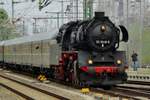 Dampfsonderzug mit 50 3648 treft am 8 April 2017 in Dresden Hbf ein.