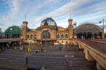 Der Hauptbahnhof Dresden Blickrichtung Westen am 08.12.2022, von links rechts Südhalle (Gleis 1-3), Mittelhalle (Gleis 4 bis 11) und die Nordhalle (Gleis 12 – 14). 

Dresden Hauptbahnhof ist der größte Personenbahnhof der sächsischen Landeshauptstadt Dresden. Er ersetzte 1898 den Böhmischen Bahnhof der einstigen Sächsisch-Böhmischen Staatseisenbahn und wurde mit seiner repräsentativen Gestaltung als zentraler Bahnhof der Stadt konzipiert. Eine Besonderheit ist die Kombination aus Insel- und Kopfbahnhof in zwei verschiedenen Ebenen. Die Hallen sind mit teflonbeschichteten Glasfaser-Membranen überdacht. Diese transluzente Dachgestaltung lässt seit der umfassenden Sanierung des Bahnhofs zu Beginn des 21. Jahrhunderts mehr Tageslicht als vorher in die Bahnhofshallen fallen.

Der Hauptbahnhof verknüpft im Eisenbahnknoten Dresden die Strecken Dresden-Neustadt–Děčín hl. n. und Dresden–Werdau (Sachsen-Franken-Magistrale) miteinander, die den Verkehr nach Südosten in Richtung Prag, Wien und weiter nach Südosteuropa ermöglichen, sowie nach Südwesten in Richtung Chemnitz weiter nach Nürnberg. 

Der Hauptbahnhof befindet sich südlich der Altstadt in der Seevorstadt; an seiner Südseite grenzt das Schweizer Viertel der Südvorstadt an. Direkt neben dem Bahnhofsgelände befindet sich die Hochschule für Technik und Wirtschaft. Die Bundesstraße 170 unterquert in Nord-Süd-Richtung das Bahnhofsgelände östlich des Empfangsgebäudes.

Nach Norden hin beginnt über den Wiener Platz die Prager Straße, die innerstädtische Einkaufsmeile der Stadt. Der Straßenverkehr am Wiener Platz wird seit den 1990er Jahren durch einen Straßentunnel mit Tiefgarage geleitet, der Platz ist seitdem Fußgängerzone. Im Umfeld entstanden verschiedene größere Büro-, Geschäfts- und Wohngebäude in modernem Stil.

Bahnsteige
Das Mittelschiff bildet heute einen Kopfbahnhof mit sieben Gleisen aus Richtung Nordwesten. Die Bahnsteiggleise des Mittelteils liegen ungefähr auf Straßenniveau, alle Durchgangsgleise verlaufen in einer zweiten Ebene 4,50 Meter darüber.

Die Nord- und Südhalle beherbergen je drei durchgehende Bahnsteiggleise, die in südöstlicher Richtung über das Hallenende hinaus reichen. An den Bahnsteigen 1 und 2 werden diese Abschnitte auch als Bahnsteig 1a und 2a bezeichnet. Der Ostbau besaß ursprünglich je ein Bahnsteiggleis in Kopflage an seinen äußeren Seiten. Heute ist jedoch nur noch Gleis 4 in Nutzung. Südlich der Südhalle befinden sich seit der Sanierung im neuen Jahrtausend, zwei durchgehende Güterzuggleise.
