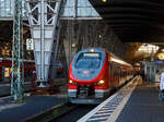 Der PESA LINK III - DB 633 002 / 933 002 / 633 502 (95 80 0633 002-0 D-DB / 95 80 0933 002-7 D-DB /  95 80 0633 502-9 D-DB) der DB Regio Mitte verlässt am Morgen des 07.09.2023 den Hauptbahnhof