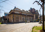 
Das Empfangsgebäude vom Bahnhof Frankfurt (Main) Süd am 07.04.2018.

Der Bahnhof Frankfurt (Main) Süd (auch Frankfurter Südbahnhof genannt) ist einer von vier Fernbahnhöfen in Frankfurt am Main. Im Gegensatz zum Hauptbahnhof ist er kein Kopfbahnhof, sondern ein Durchgangsbahnhof und zählt neun Gleise an fünf Bahnsteigen. Er ist Halt für Züge des Schienenpersonenverkehrs (Fern- und Nahverkehr) sowie des öffentlichen Personennahverkehrs (U-Bahn, Straßenbahn und Bus).

Der heutige Südbahnhof wurde am 15. November 1873 unter der Bezeichnung Bebraer Bahnhof eröffnet. Die bis 1866 kurfürstlich-hessische, dann preußische Staatsbahn von Bebra in Nordhessen über Fulda und Hanau nach Frankfurt, die Bebraer Bahn, nahm an diesem Tage ihre neue südmainische Strecke zwischen Hanau und Frankfurt in Betrieb, wodurch Sachsenhausen und Offenbach direkten Anschluss an diese Strecke erhielten. Sie ist bis heute die wichtigste Schienenverbindung zwischen Frankfurt einerseits und Leipzig, Berlin, Hannover, Bremen und Hamburg andererseits

1914 wurde das bis heute erhaltene Empfangsgebäude eröffnet. In seinen reduzierten Jugendstilformen ähnelt es etwas dem im gleichen Jahr eröffneten Bahnhof Frankfurt-Höchst. Als der unterirdische U-Bahn-Anschluss gebaut wurde (abgeschlossen 1984), wurde fast das gesamte Empfangsgebäude abgetragen und nach Ende der Tunnelarbeiten wiedererrichtet. Es beherbergt seitdem auch ein Bürgerhaus und Kulturzentrum. Die ursprünglich vorhandene eiserne Bahnsteighalle wurde Anfang der 1960er Jahre abgerissen.