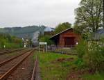   Volldampf im Hellertal, aus Anlass: 150 Jahre Eisenbahn an Sieg, Heller, Dill und Lahn, am 06.Mai 2012:   P�nktlich um 8:10 Uhr f�hrt die 52 8134-0 der Eisenbahnfreunde Betzdorf in den Bahnhof