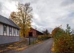 Von der Zugangsstraßenseite der Bereich vom Bahnhof Herdorf am 27.10.2020, in der Bildmitte der ehemalige Güterschuppen und hinten rechts kann man gerade noch den Giebel vom
