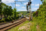 Bahnhof Kirchen an der Sieg am 06 Mai 2025:
Rechts auf Gleis 2 hält der HLB VT 504 (95 80 1648 104-5 D-HEB / 95 80 1648 604-4 D-HEB), als RB 93  Rothaarbahn  von Betzdorf nach Erndtebrück. Links auf Gleis 1 fährt die 193 921 (91 80 6193 921-4 D-NRAIL) der Northrail GmbH mit einem KLV-Zug (Taschenwagenzug) durch den Bahnhof in Richtung Köln.

Nochmals einen lieben Gruß an den netten Lokführer zurück.