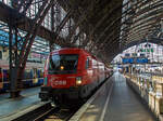 Der �BB Taurus1016 007 „Sunny Boy“ (91 81 1016 007-7 A-�BB) f�hrt am 01.06.2019 mit einer Nightjet-Zuggarnitur mit Autozugwagen, nach kurzem Hp 0, durch den Hbf K�ln in Richtung