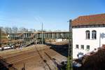   Bahnhof Mainz-Bischofsheim am 08.04.2018: Blick auf die beiden Bahnsteige und deren Zugang vom Empfangsgebäude (rechts).