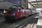 Railjet Lok 1116 209-8 hat ihren Zug von Wien in den Hbf.