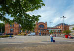 Das sehr sch�ne und  repr�sentative Empfangsgeb�ude vom Hauptbahnhof Schwerin am 16.05.2022 von der Stra�enseite.