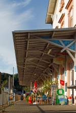   Der Bahnhof Weilburg am 11.08.2014, das Schleppdach am Empfangsgebäude.