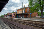 Hundertwasser-Bahnhof Uelzen und das Empfangsgeb�ude von der Gleisseite (Gleis 103) am 14 Mai 2022.

Der Bahnhof Uelzen ist ein Kreuzungsbahnhof in Uelzen am Ostrand der L�neburger Heide im Nordosten Niedersachsens. Das urspr�ngliche Empfangsgeb�ude wurde im Zuge eines Expo 2000-Projektes nach den Pl�nen des �sterreichischen K�nstlers Friedensreich Hundertwasser (Wien) umgebaut. Der Bahnhof wird als „Umwelt- und Kulturbahnhof“ unter dem Namen Hundertwasser-Bahnhof Uelzen vermarktet und ist heute eine Touristenattraktion der Stadt. 

Leider hat auch hier die Corona Pandemie ihre Spuren hiterlassen, als wir 2003 dort waren war es ein sehr lebendiger Bahnhof.