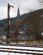 Einfl�geliges Form-Hauptsignal (hier auf Hp 0 „Halt!“) als Ausfahrtsignal  (in Richtung Betzdorf) am Gleis 1 vom Bahnhof Herdorf (09.02.2013).