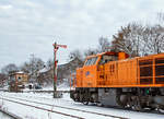   Auch wenn das Ausfahrtssignal (N2) auf Gleis 2 Hp 0 („Halt!“) zeigt, so darf die Lok 44 der KSW -Kreisbahn Siegen-Wittgenstein (92 80 1271 004-4 D-KSW) mit ihrem Coilgüterzug, in