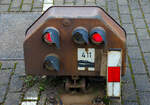 Schutzsignal - Signal Hp 0 „Halt“ an einem niedrigstehenden Lichtsperrsignal (Schotterzwerg), beim Bahnhof Scheuerfeld (Sieg), Gleis 411 (Fahrtrichtung Betzdorf), kurz vor dem Bahnübergang Bü Km 79,720, hier am 18.01.2022. Diese Zwergsignale werden auch gerne  Schotterzwerg  genannt.

Bis Dezember 2006 hieß dieses Schutzsignale noch „Sh 0“ mit der Bekanntgabe 18 des Gemeinsamen Signalbuchs entfiel der Begriff Sh 0 als Lichtsignal zum 10. Dezember 2006,  im Zuge einer begrifflichen Vereinheitlichung wurde der Signalbegriff Hp 0, der zuvor nur für Hauptsignale galt, auf Sperrsignale ausgeweitet.

Das Formsignal Sh 0 existiert aber weiterhin. Auch das Signalbild mit zwei parallelen roten Lampen bleibt in bestehenden Stellwerken als Hp 0 erhalten, weil die erforderlichen Schaltungsänderungen als zu aufwendig angesehen werden. Signalbegriff ist kein Schutzsignal mehr, wird aber auch an Sperrsignalen benutzt, da es sich um einen absoluten Haltbegriff (für Zug- und Rangierfahrten) handelt.
