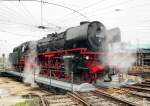 001 180-3 wird auf der Drehscheibe im Bahnpark Augsburg am 11.10.2015 gedreht.