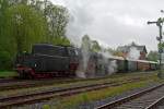   Volldampf im Hellertal, aus Anlass: 150 Jahre Eisenbahn an Sieg, Heller, Dill und Lahn, am 06.Mai 2012: Mit 2 Stunden Versp�tung, dadurch nun im vollen Regen (Das EBA hatte bei der �berpr�fung Lok