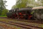   Volldampf im Hellertal: Die Dampflok 23 042 vom Eisenbahnmuseum Darmstadt-Kranichstein steht am 06.05.2012 Tender voraus  im Bahnhof Herdorf.