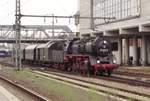 Am 29 April 2014 treft 50 3552 mit ein Dampfpendelzug in Darmstadt Hbf ein.