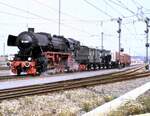 52 4867 mit gemischtem Güterzug als Programm Nummer 3.7 bei der Jubiläumsparade 150 Jahre Deutsche Eisenbahn mit Pwg-Umbau aus preuß. Pw von 1914; VTG Kesselwagen;  Von Haus zu Haus  Behälterwagen; Okmm38-Kübelwagen; Schiebewandwagen, Flachwagen mit Straßenwalze, Fährbootwagen und Gedeckter Güterwagen der Bauart Bremen, in Nürnberg am 14.09.1985.