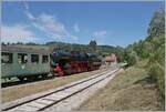 30 ANS CONI'FER /30 Jahre Coni'Fer - die mächtige (ex) DR 52 8163-9 der Coni'Fer erreicht Le Touillon, wo eine Kreuzung abzuwarten ist.