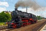 Die Dreizylinder-Güterzug-Dampflokomotive 58 311 der UEF Ulmer Eisenbahnfreunde (ex DR 58 1111-2, ex DR 58 311, ex G 12 Baden 1125), fährt sie am 31.05.2014 beim Dampfspektakel 2014 in den