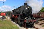 Vom Bahnsteig wird am 16 Mai 2026 UEF 58 311 beim umlaufen in Villingen (Schwarzwald) fotografiert.