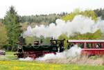 99 633 Öchsle bei der Durchfahrt bei Wennedach am 25.04.2015.