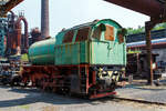 Die Dampfspeicherlokomotive, ex MRW - Mannesmannröhren-Werke AG Nr. 2, am 05 Juni 2011 im LWL-Industriemuseum Henrichshütte in Hattingen.

Diese Lok wurde 1938 von Henschel in Kassel unter der Fabriknummer 24370, da war sie aber noch eine Kohle befeuerte Dampflok vom Henschel Typ Minister Stein. Sie wurde an die Mannesmannröhren-Werke AG ausgeliefert ging zum Einsatz an die Zeche Consolidation in Gelsenkirchen, dessen Eigentümer die MRW war. Im 1958 ging die Lok zum Umbau an die Henschel-Werke GmbH in Kassel, wo sie dann in eine Dampfspeicherlok (System Gilli) umgebaut wurde. Den neuen Kessel stellten die Mannesmannwerke (Fabriknummer 68957-2 / Bj. 1958) bei. Nach dem Umbau ging es wieder zurück an die Mannesmann AG, bis sie 1970 zur RAG - Ruhrkohle AG (BAG Gelsenkirchen) kam und als D-502 bezeichnet wurde. 1974 wurde sie an die Rütgers-Werke AG in Castrop-Rauxel verkauft, wo sie noch bis 1993 lief. Im Jahr 1997 ging an das WIM - Westfälisches Industriemuseum (Henrichshütte in Hattingen), seit 2007 LWL Industriemuseum Westf. Landesmuseum für Industriekultur.

Dampfspeicherlokomotiven:
Die feuerlose Lokomotive behielt lediglich das Fahrwerk. Die Aufbauten wurden gedreht, das Führerhaus wurde über den Zylindern und der Kessel davor aufgebaut. Technisch war es eine Hochdruckspeicherlokomotive mit einem Dampfdruck von 50 bar (50 kg/cm²) im Kessel. Entworfen war dieses System nach Prof. Gilli. Die Dampfspeicherlok wird zu 2/3 (hier 12,51 m³) mit siedendem Wasser gefüllt und dann mit hohem Dampfdruck beaufschlagt. Durch das druckdichte System überhitzt der Dampf das Wasser (bei 25 bar Dampfdruck beträgt die Wassertemperatur 224°C). Im Betrieb wird zunächst der zugeführte Dampf verbraucht. Da das Wasser aber überhitzt ist, wird stetig neuer Dampf erzeugt. Der aus dem Hochdruck entnommene Dampf wird auf den Betriebsdruck von 13 bar reduziert und dann der Dampfmaschine (den beiden Zylindern) zugeführt.

In einer 8h-Schicht brauchte die Lok drei Füllungen. Höchstleistung mit einer Füllung waren so 354 t auf 12,2 km. 

TECHNISCHE DATEN nach Umbau:
Spurweite: 1.435 mm (Normalspur)
Gesamtradstand 3.100 mm
Treibrad-Ø: 1.100 mm (neu)
Zylinder-Ø: 540 mm
Wasserraum: 12,51 m³
Dampfraum: 1,4 m³
Speicherdruck: 50 kg/cm
Arbeitsdruck: 13 kg/cm
Zugkraft: 14.250 kg
Leergewicht: 46.620 kg
Dienstgewicht: 56.215 kg
