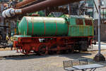 Die Dampfspeicherlokomotive, ex MRW - Mannesmannröhren-Werke AG Nr. 2, am 05 Juni 2011 im LWL-Industriemuseum Henrichshütte in Hattingen.

Diese Lok wurde 1938 von Henschel in Kassel unter der Fabriknummer 24370, da war sie aber noch eine Kohle befeuerte Dampflok vom Henschel Typ Minister Stein. Sie wurde an die Mannesmannröhren-Werke AG ausgeliefert ging zum Einsatz an die Zeche Consolidation in Gelsenkirchen, dessen Eigentümer die MRW war. Im 1958 ging die Lok zum Umbau an die Henschel-Werke GmbH in Kassel, wo sie dann in eine Dampfspeicherlok (System Gilli) umgebaut wurde. Den neuen Kessel stellten die Mannesmannwerke (Fabriknummer 68957-2 / Bj. 1958) bei. Nach dem Umbau ging es wieder zurück an die Mannesmann AG, bis sie 1970 zur RAG - Ruhrkohle AG (BAG Gelsenkirchen) kam und als D-502 bezeichnet wurde. 1974 wurde sie an die Rütgers-Werke AG in Castrop-Rauxel verkauft, wo sie noch bis 1993 lief. Im Jahr 1997 ging an das WIM - Westfälisches Industriemuseum (Henrichshütte in Hattingen), seit 2007 LWL Industriemuseum Westf. Landesmuseum für Industriekultur.

Dampfspeicherlokomotiven:
Die feuerlose Lokomotive behielt lediglich das Fahrwerk. Die Aufbauten wurden gedreht, das Führerhaus wurde über den Zylindern und der Kessel davor aufgebaut. Technisch war es eine Hochdruckspeicherlokomotive mit einem Dampfdruck von 50 bar (50 kg/cm²) im Kessel. Entworfen war dieses System nach Prof. Gilli. Die Dampfspeicherlok wird zu 2/3 (hier 12,51 m³) mit siedendem Wasser gefüllt und dann mit hohem Dampfdruck beaufschlagt. Durch das druckdichte System überhitzt der Dampf das Wasser (bei 25 bar Dampfdruck beträgt die Wassertemperatur 224°C). Im Betrieb wird zunächst der zugeführte Dampf verbraucht. Da das Wasser aber überhitzt ist, wird stetig neuer Dampf erzeugt. Der aus dem Hochdruck entnommene Dampf wird auf den Betriebsdruck von 13 bar reduziert und dann der Dampfmaschine (den beiden Zylindern) zugeführt.

In einer 8h-Schicht brauchte die Lok drei Füllungen. Höchstleistung mit einer Füllung waren so 354 t auf 12,2 km. 

TECHNISCHE DATEN nach Umbau:
Spurweite: 1.435 mm (Normalspur)
Gesamtradstand 3.100 mm
Treibrad-Ø: 1.100 mm (neu)
Zylinder-Ø: 540 mm
Wasserraum: 12,51 m³
Dampfraum: 1,4 m³
Speicherdruck: 50 kg/cm
Arbeitsdruck: 13 kg/cm
Zugkraft: 14.250 kg
Leergewicht: 46.620 kg
Dienstgewicht: 56.215 kg
